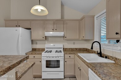 13924 Jeweled Desert Dr, Horizon City, TX 79928 - photo 6