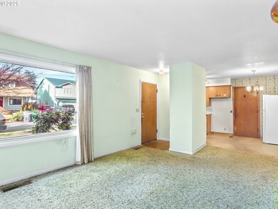 Living Room/Entrance