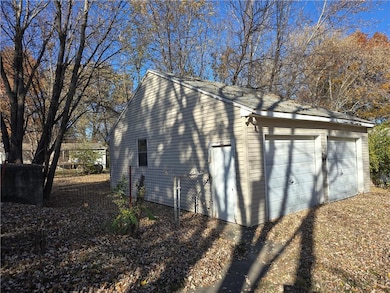 204 S Lyne Ave, Raymore, MO 64083 - photo 2