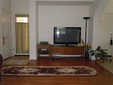 Caroline-Family room 1