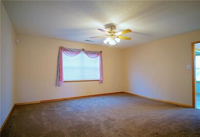 708 Twilight Ct, Raymore, MO 64083 - photo 5