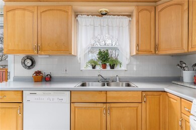 88 Custer St, Warwick, RI 02889 - photo 6