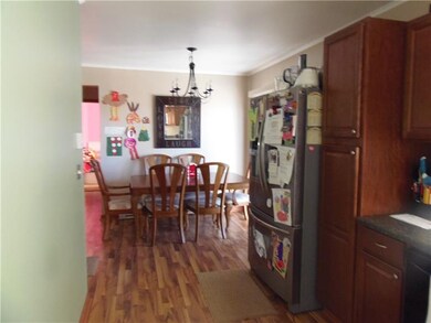 Lovely 5 years new eat in Kitchen with deck off ea