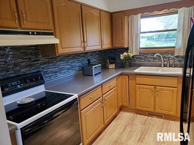 2213 18th St, Bettendorf, IA 52722 - photo 6