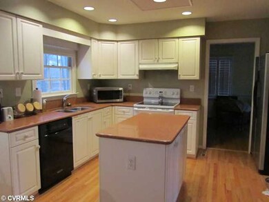 Kitchen - Great for Entertaining