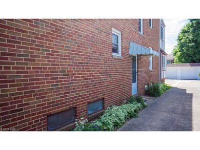 Each unit has front and side entrances