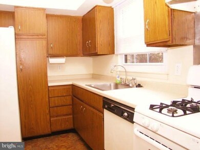 6 Alanbrooke Ct, Towson, MD 21204 - photo 5