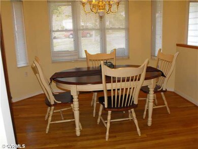 Dining Room - Breakfast nook with bay window, hard