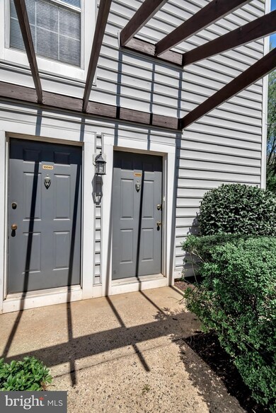 10042 Oakton Terrace Rd, Oakton, VA 22124 - photo 2