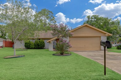 16911 Ravine Cir, Friendswood, TX 77546 - photo 3