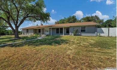 1123 Hillcrest Dr, New Braunfels, TX 78130 - photo 2