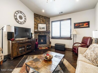 2_Family-Room_640x480_3620333