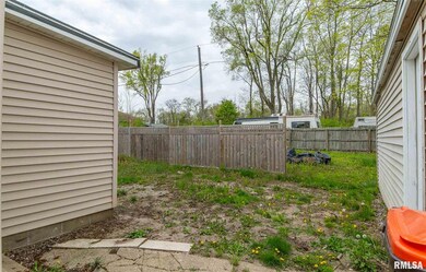 811 S Kickapoo St, Lincoln, IL 62656 - photo 2