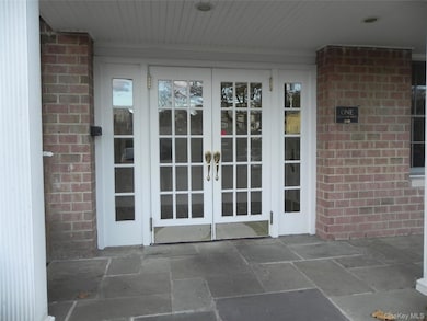 Consulate on the Park unit 110, Tuckahoe, NY 10707 - photo 3
