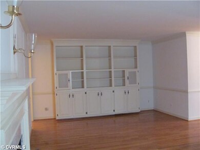 Living Room - Nice built ins!