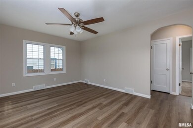 1514 E Pleasant St, Davenport, IA 52803 - photo 4