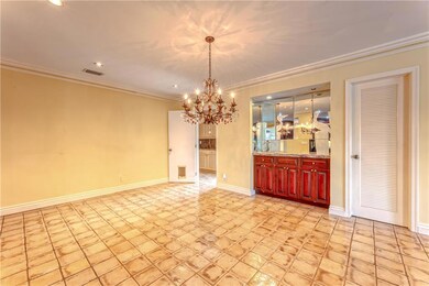 Large and spacious dining room with gorgeous light