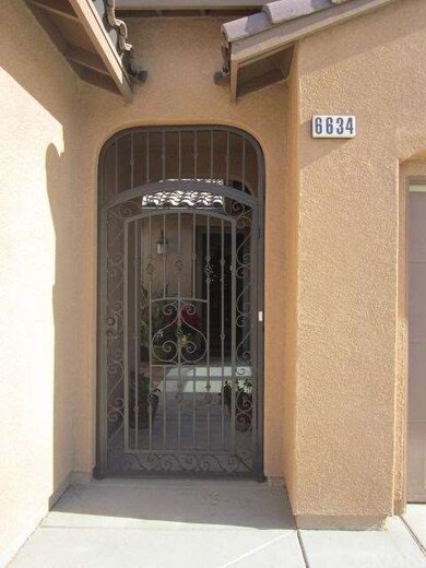 FRONT LOCKED COURTYARD ENTRY