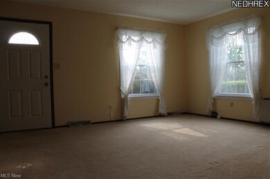 LARGE BRIGHT LIVING ROOM