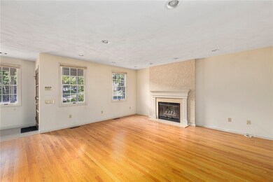 The spacious 16'X20' living room has gorgeous hard