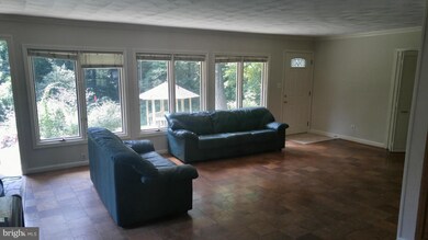 18422 Woodland Dr, Triangle, VA 22172 - photo 5