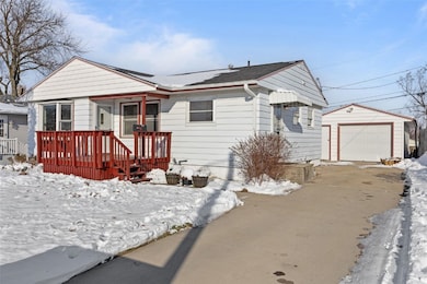 1048 Clifton St NE, Cedar Rapids, IA 52402 - photo 2