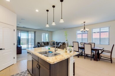 Large eat-in Kitchen w/island