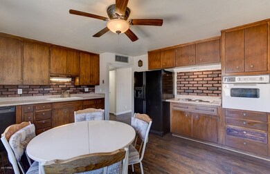 IMG_1139_40_41_42_43_44_45Interior01