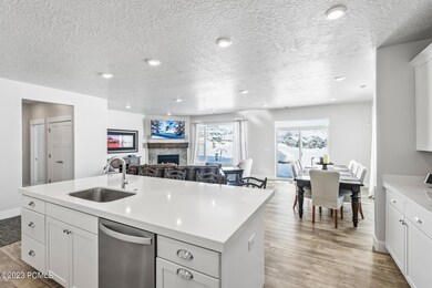 5_Kitchen--Dining_1800x1200_4009721