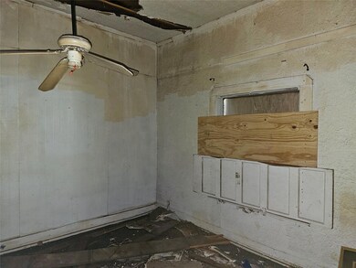 Unfurnished room with ceiling fan
