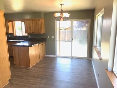 909 SW Spruce St, Grants Pass, OR 97526 - photo 5