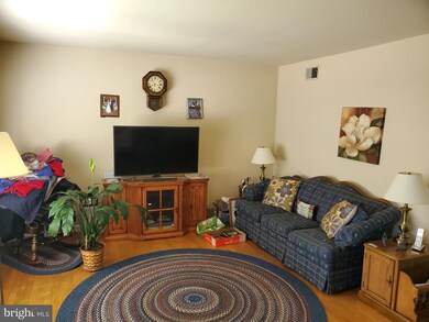 1527 Commonwealth Blvd, Reading, PA 19607 - photo 4