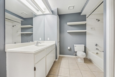 En suite bathroom with a tub/shower