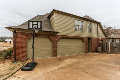 This awesome 3 Car Garage has beautiful, easy main