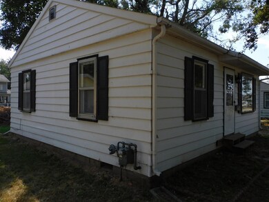 310 E 21st St S, Newton, IA 50208 - photo 4