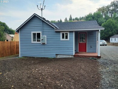 211 1/2 S Washington St, Canyon City, OR 97820 - photo 2
