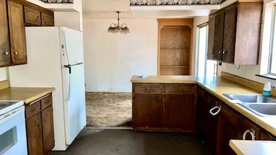 431-556770 KITCHEN TO DINING