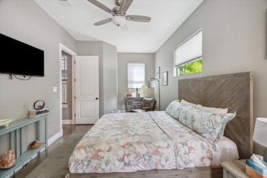 10’ ceilings, recessed lighting, 10” x 40” oversiz