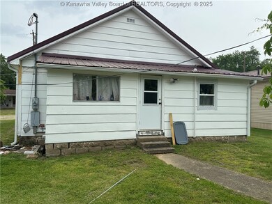 386 Maple St, Mason, WV 25260 - photo 4