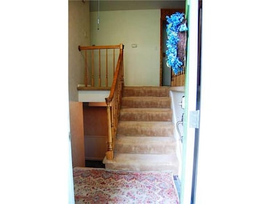 Entry/Foyer.