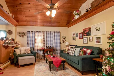 211 N Maple St-12