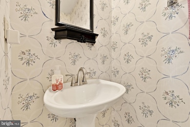 6703 Bonnett Ct, Laurel, MD 20707 - photo 4