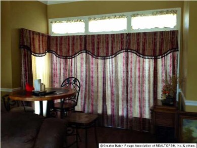 Dining alcove at the rear of the living room with 