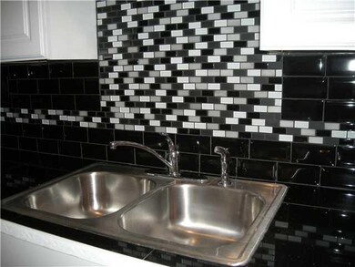 Kitchen glass backsplash