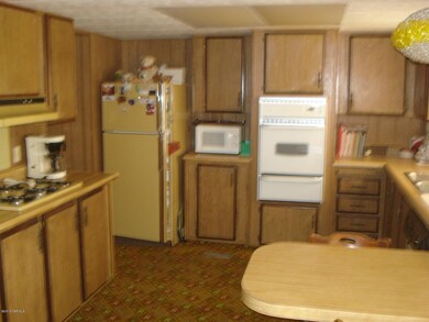 Kitchen w/bar