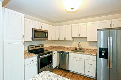 Enter into this stunning kitchen with upgraded Sta