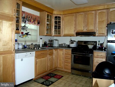 8329 Stockade Dr, Alexandria, VA 22308 - photo 2