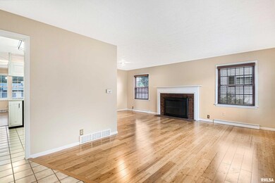 1904 Elmwood Ln, Bettendorf, IA 52722 - photo 3