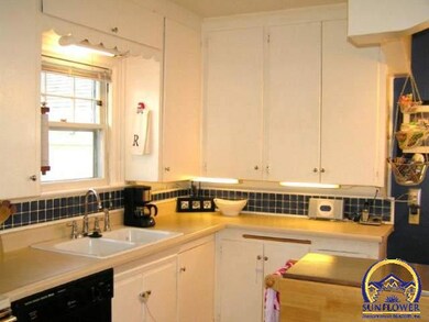 1624 SW Collins Ave, Topeka, KS 66604 - photo 7