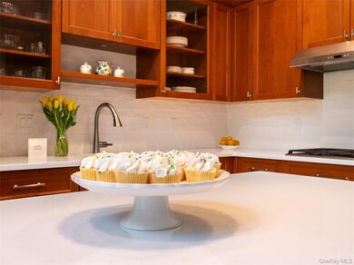 134 Pond View Dr, Port Washington, NY 11050 - photo 7